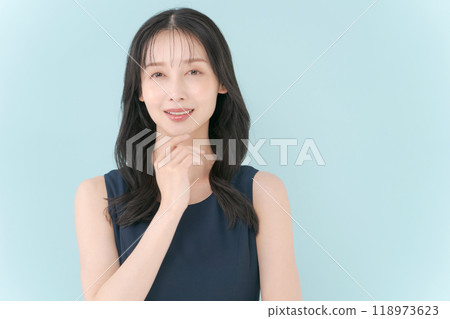 Portrait of a woman in her 30s 118973623