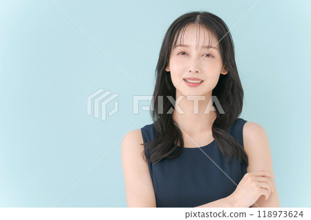 Portrait of a woman in her 30s 118973624
