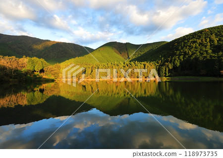 Lakeside Reflection 118973735