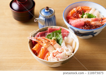 Hokkaido-style seafood bowl 118973873