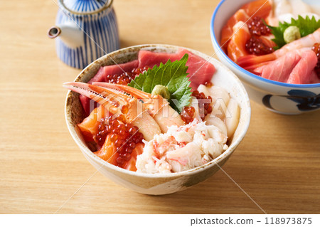 Hokkaido-style seafood bowl 118973875