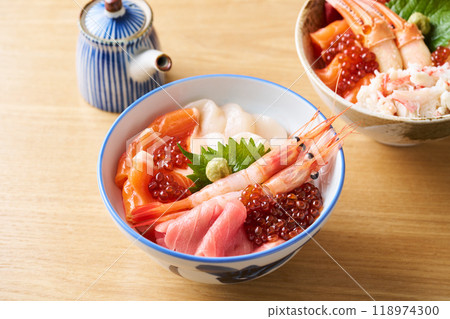 Hokkaido-style seafood bowl 118974300