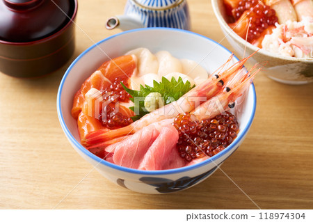 Hokkaido-style seafood bowl 118974304