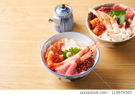 Hokkaido-style seafood bowl 118974305