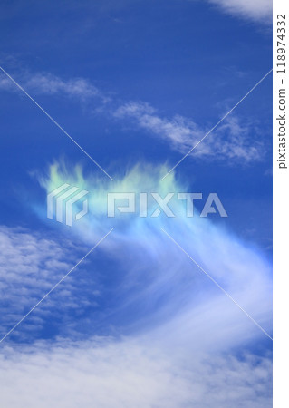 Clouds coloring the summer sky Clouds coloring the summer sky 118974332