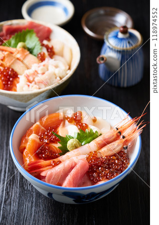 Hokkaido-style seafood bowl 118974552