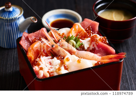 Hokkaido-style seafood sushi 118974789