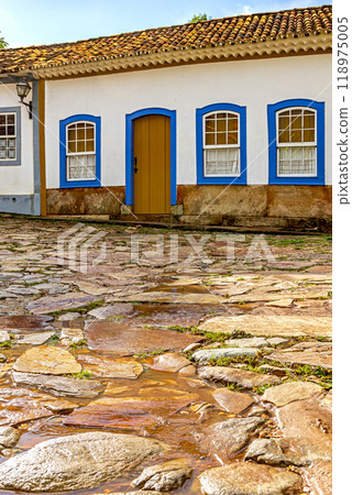 Cobblestone street and colonial architecture 118975005