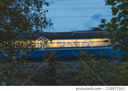 The electric train goes fast in the evening. Long exposure, lubrication 118975161