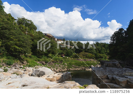 長野縣根座之塔【國家指定名勝、日本遺產木曾路】夏日的天空和從木曾川仰望的火車 118975256