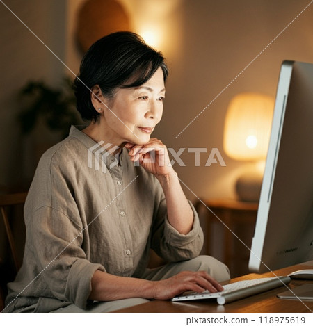 Elderly people who do PCs 118975619