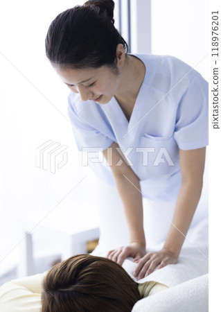 按摩的女性 118976201