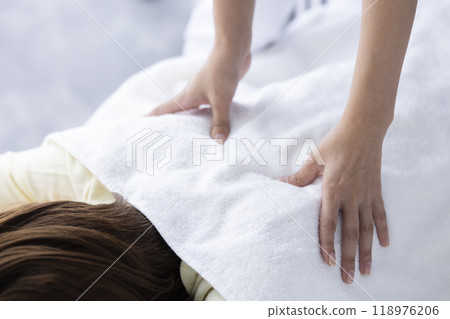 Women who massage Women who massage 118976206