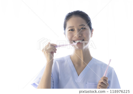 A woman with a toothbrush 118976225