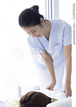 Women who massage 118976240