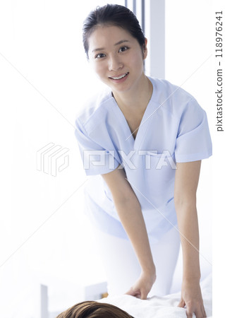 Women who massage Women who massage 118976241