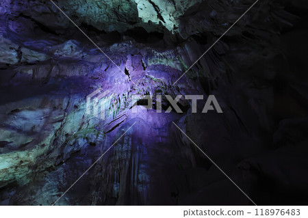 特殊天然紀念物秋吉堂五月雨宮被綠色和紫色照亮 特殊天然紀念物秋吉堂五月雨宮被綠色和紫色照亮 118976483