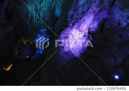 秋吉洞內，特殊的天然紀念物被五彩燈光照亮 118976488