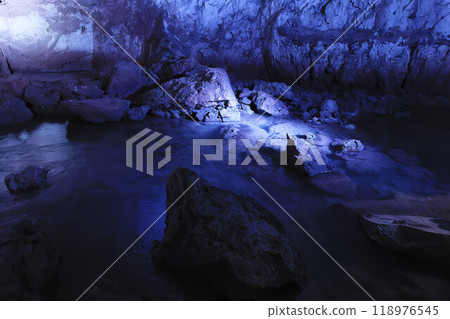 秋吉洞內,特殊的天然紀念物被五彩燈光照亮 秋吉洞內,特殊的天然紀念物被五彩燈光照亮 118976545