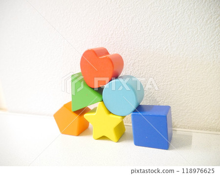 Teddy bear and building blocks 118976625
