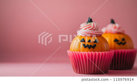 南瓜萬聖節糖果,上面有鮮奶油和粉紅色背景 南瓜萬聖節糖果,上面有鮮奶油和粉紅色背景 118976914