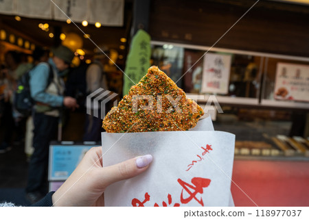 日本長野北作區輕井澤 — 2024年4月15日：Senbei是日本街頭食品 118977037