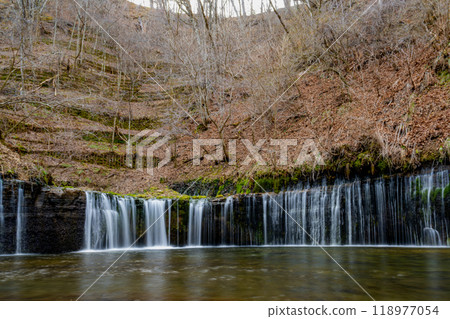 日本長野縣北作區伊澤市 — 2024年4月15日：白瀧瀑布位於日本長野縣北作區伊澤市。 118977054