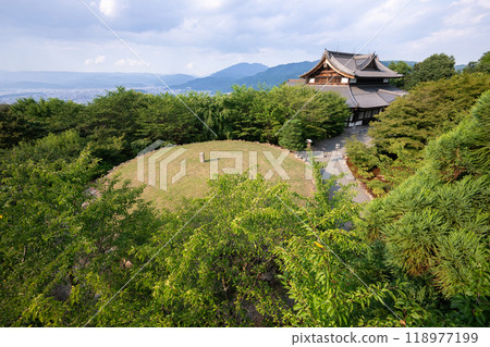 Shogunzuka seen from the observation deck (Kyoto City, Kyoto Prefecture) 118977199