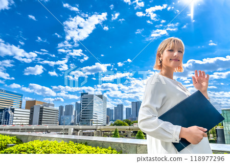Freelance female designer and Tokyo cityscape 118977296