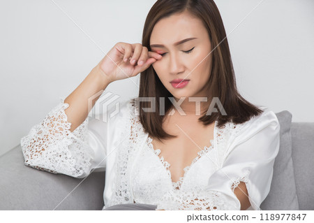 An Asian woman experienced eye irritation due to swelling and bruising of her eyelids. 118977847