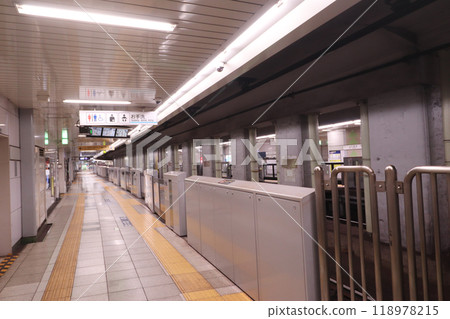 Tokyo Metro_Hibiya Line_Roppongi Station_Kamiyacho direction station platform 118978215