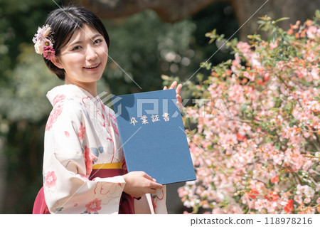 Female university student at graduation ceremony 118978216