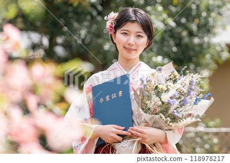 女大學生在畢業典禮上 女大學生在畢業典禮上 118978217