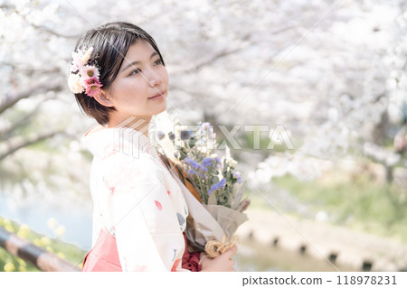 女大學生在畢業典禮上 118978231