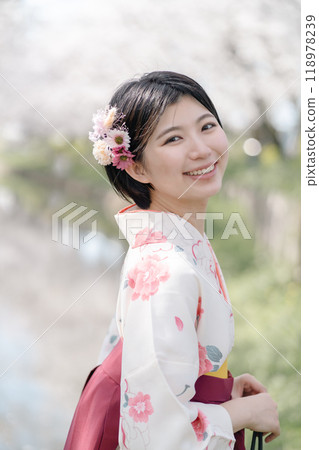 穿著盛開的櫻花袴的年輕女子 穿著盛開的櫻花袴的年輕女子 118978239