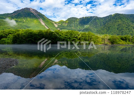 Scenery of Kamikochi Taisho pond 118978247