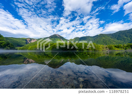 Scenery of Kamikochi Taisho pond 118978251