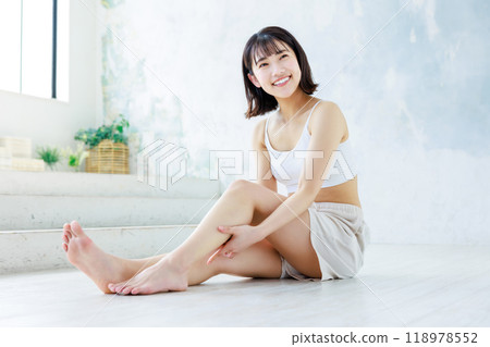 Foot massage skin care image Foot massage skin care image 118978552
