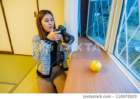 女孩攝影師日本黃色和紅色蘋果在桌上特寫 118978929