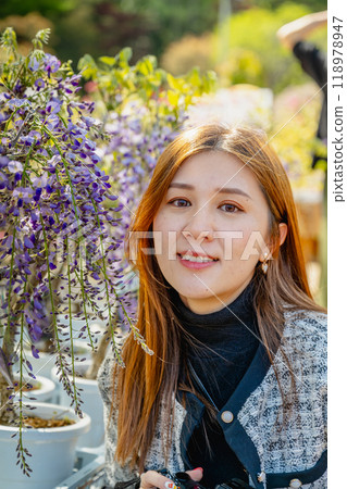 日本東京 — 2024年4月15日:花園裡的紫色紫藤花。 日本東京 — 2024年4月15日:花園裡的紫色紫藤花。 118978947