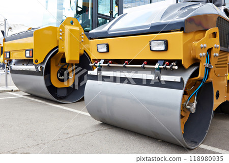 Road rollers 118980935