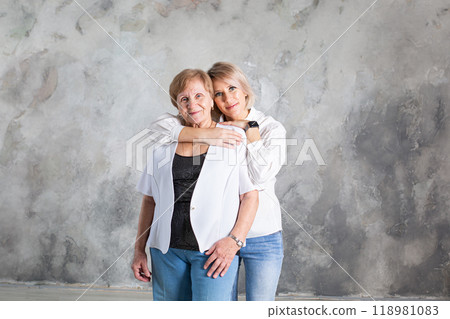 Portrait of elderly woman with her granddaughter 118981083