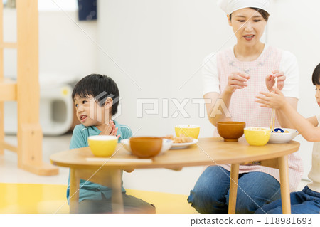 親子餐廳形象 118981693