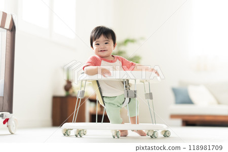 10個月大男孩拄著學步車走路 118981709