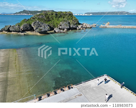 Aerial view of the coastline of Hamahiga Island in Uruma, Okinawa Prefecture 118983073