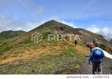 橫貫北海道大雪山,眺望中岳、北珍嶽山頂 橫貫北海道大雪山,眺望中岳、北珍嶽山頂 118983159
