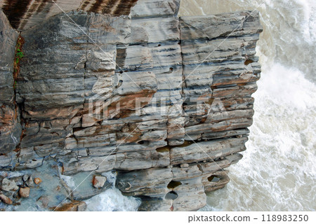 雲南省金沙江虎跳峽右岸的巨石 118983250