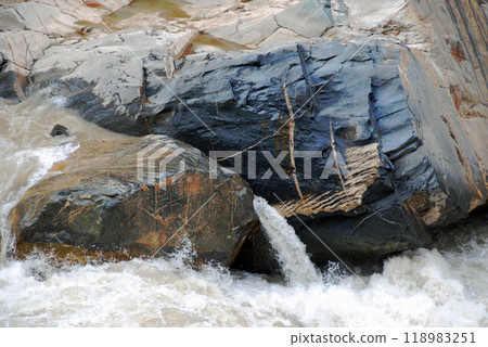 Huge rock on the right bank of Tiger Leaping Gorge, Jinsha River, Yunnan Province Huge rock on the right bank of Tiger Leaping Gorge, Jinsha River, Yunnan Province 118983251