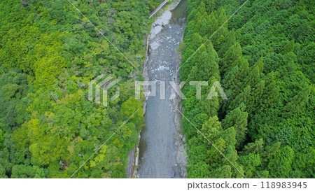 玉川峽谷的大自然、森林和潺潺的河流，無人機航拍 20 118983945