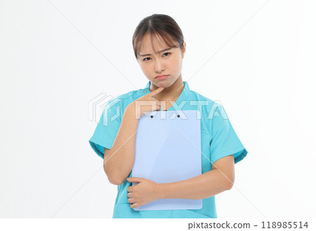 擔心的護士陰性 118985514
